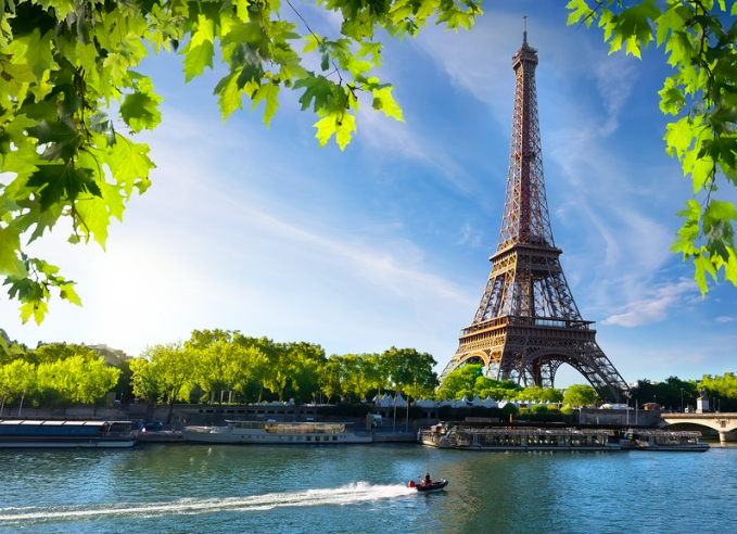 tour eiffel, ville de paris avec des herbes, canal