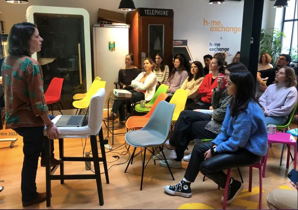 femme en présentation devant des jeunes femmes, Bien-Être à Paris