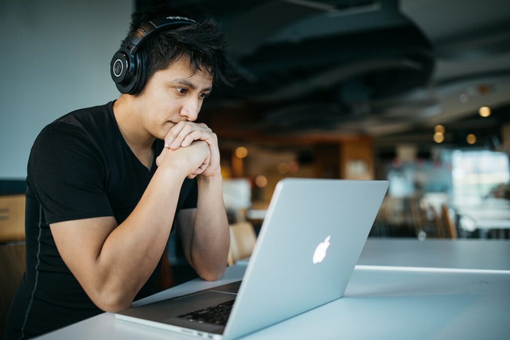 formation en ligne avec casque