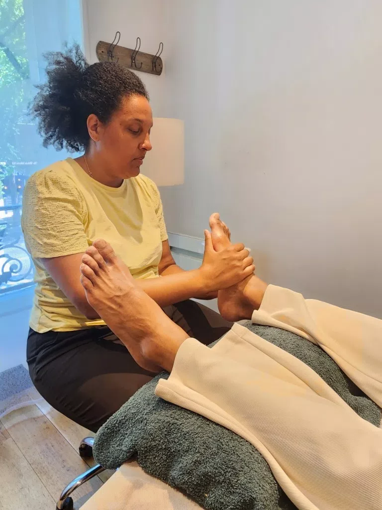 Séance de réflexologie avec Lydie Makala