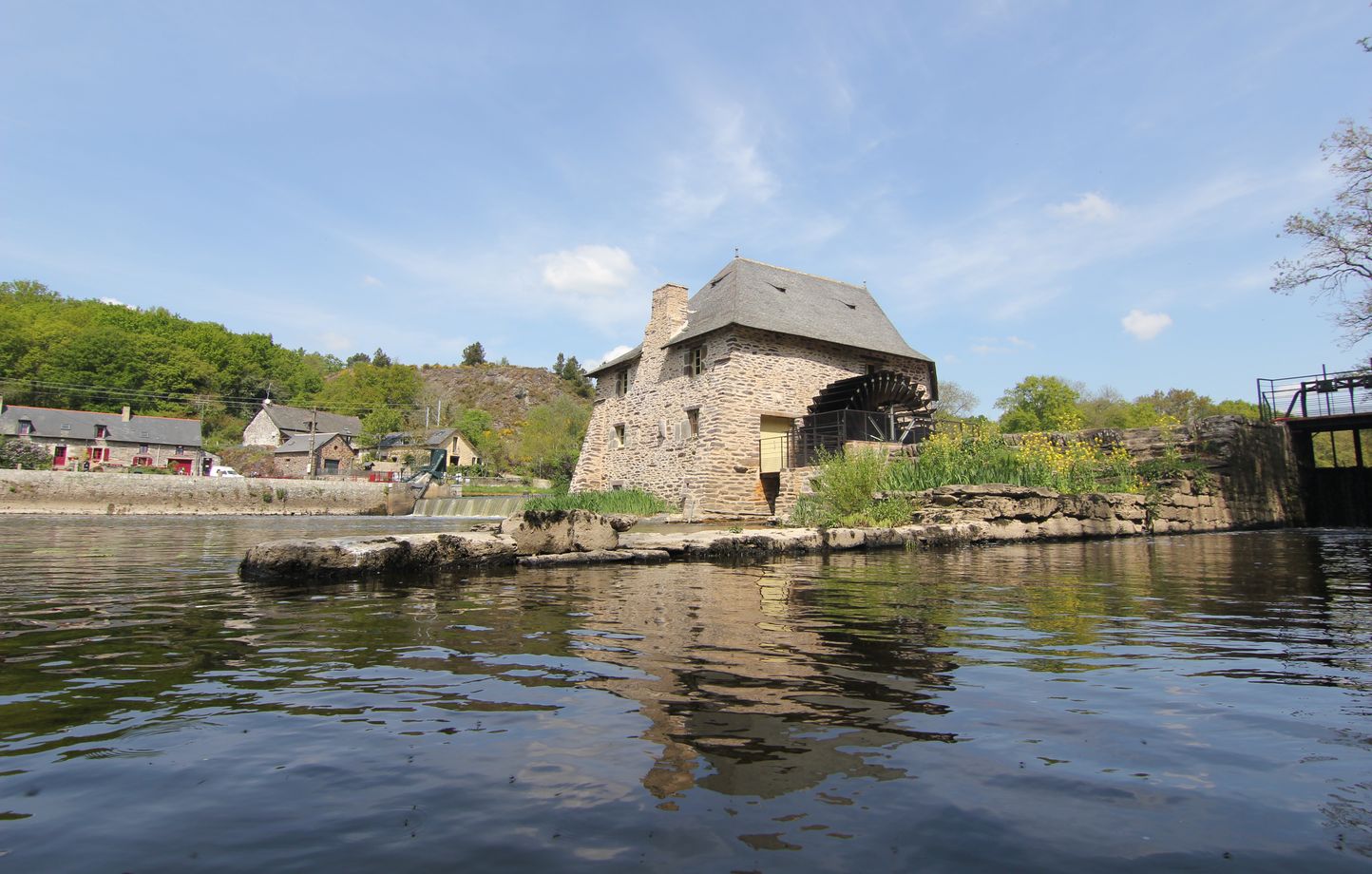 Le Moulin du Boël sur la Vilaine, monument historique près de Bruz en Bretagne. Architecture traditionnelle bretonne en pierre et roue à aubes, paysage naturel de la vallée de la Vilaine