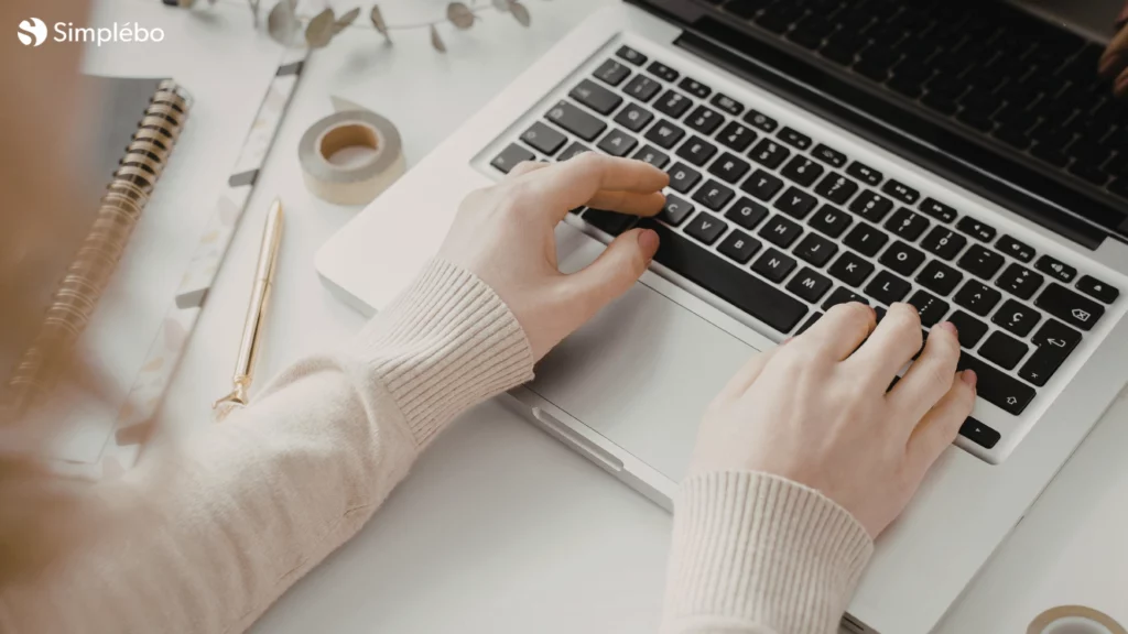 Praticien bien-être gérant sa visibilité en ligne sur ordinateur portable grâce à Simplébo et Resalib