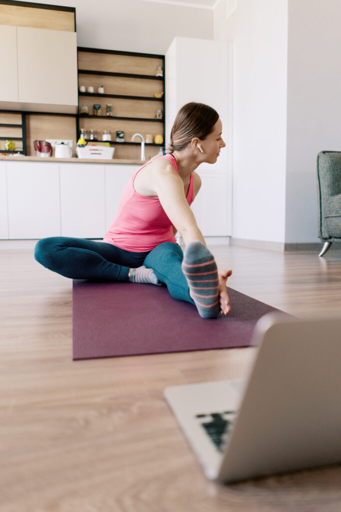 Femme en libéral qui fait du yoga 