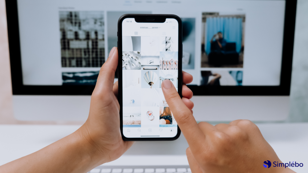 Vue à la première personne sur un téléphone d'une personne préparant sa communication sur les réseaux