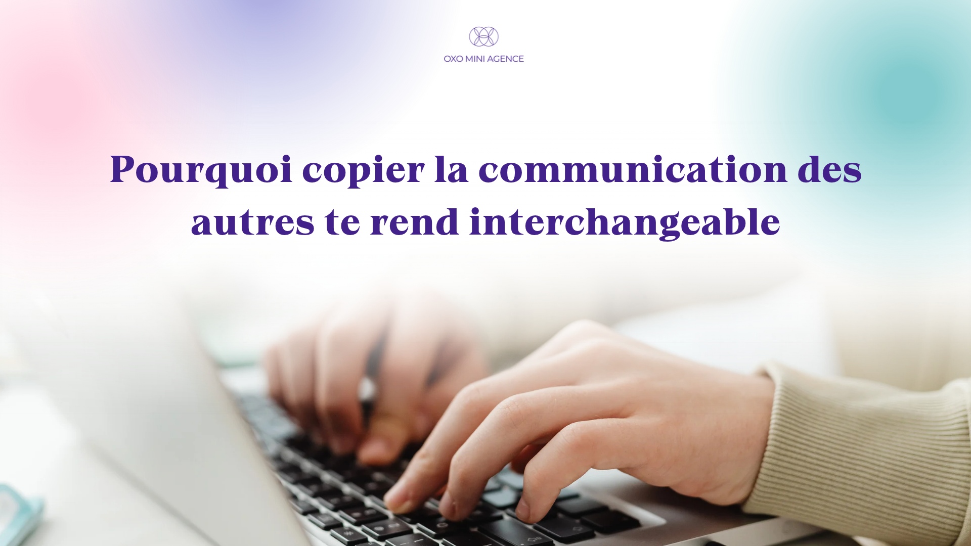 Vignette d'article de blog reprenant le titre du contenu et une personne qui tape sur son clavier d'ordinateur pour représenter la communication diffusée par les praticiens