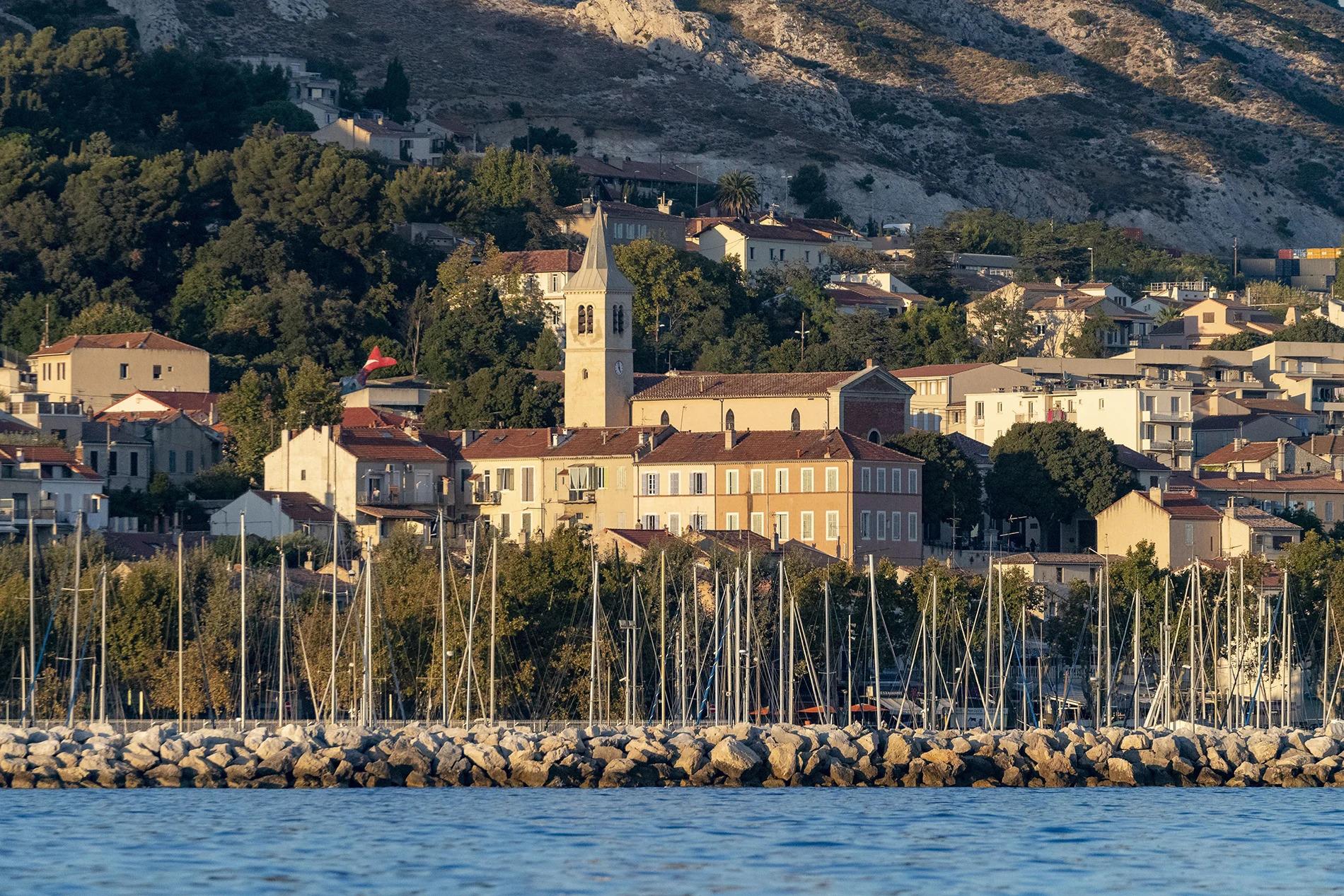 Photo vue de la mer sur la ville de l'Estaque, proche de Marseille dans le sud de la France