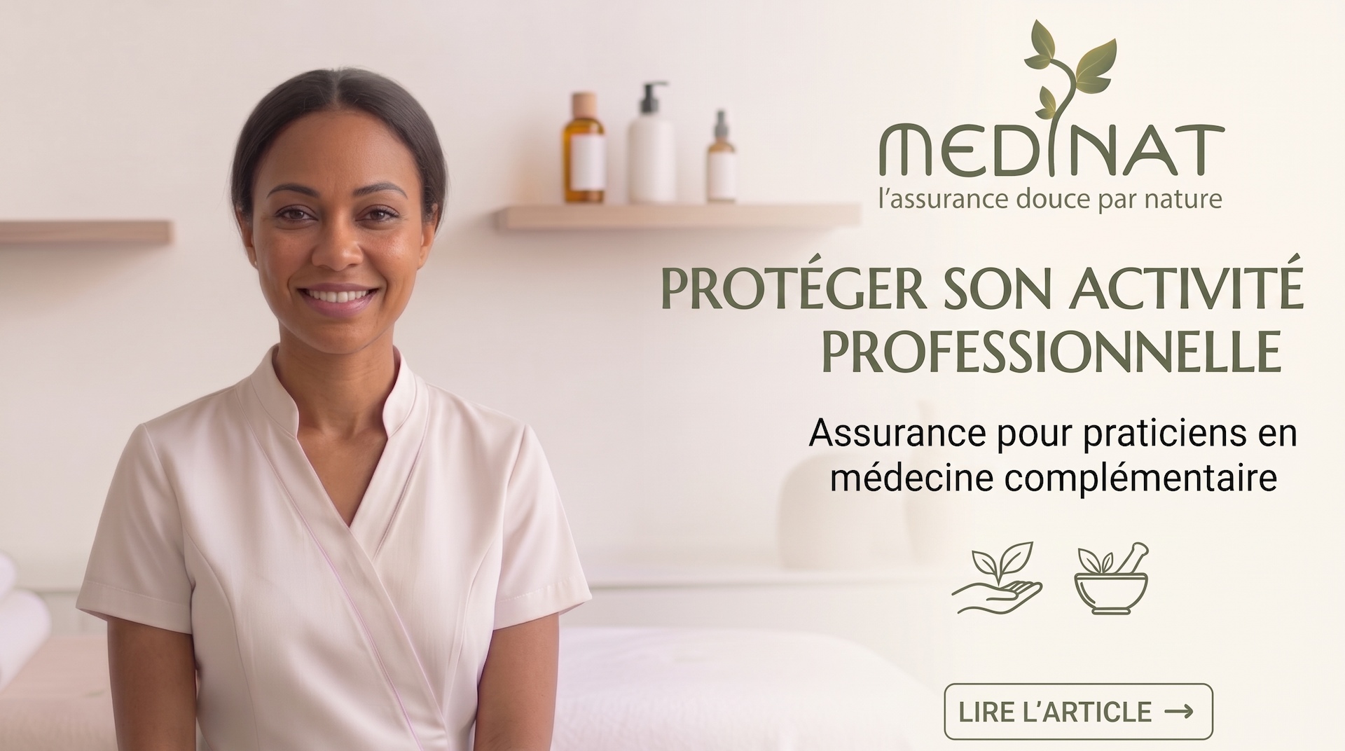 Praticienne souriante en cabinet présentant les solutions d'assurance professionnelle Medinat pour protéger l'activité des praticiens en médecine complémentaire et bien-être.